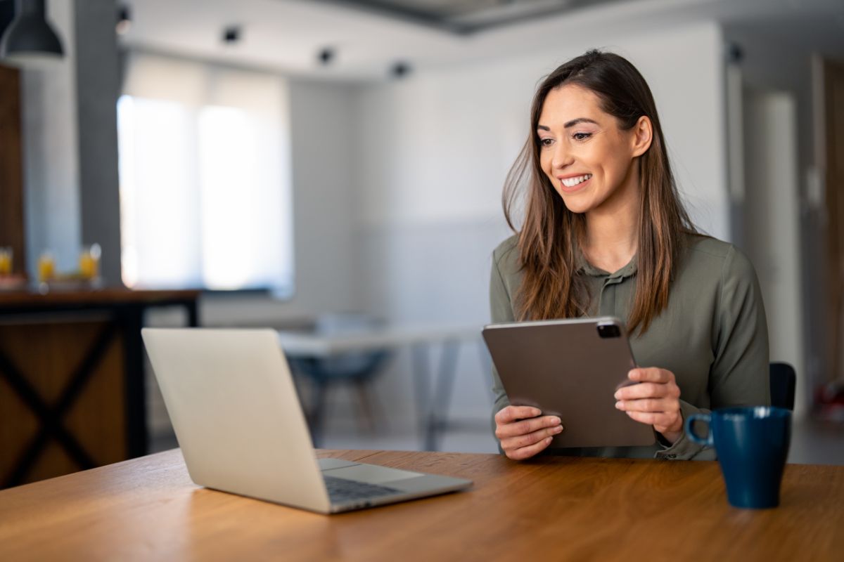 Μια γυναίκα επιχειρηματίας σε laptop σε φιλικό, φωτεινό περιβάλλον